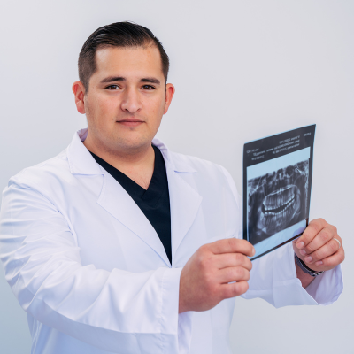 dentista marco romero especialista en cirugia bucal